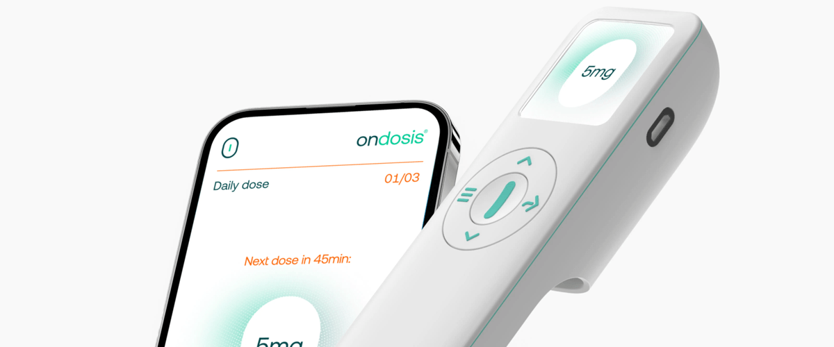 En bild av OnDosis innovativa produkt OnDose, en smart medicinlåda för individuellt anpassad läkemedelsdosering. OnDose är utrustad med elektroniska sensorer och en inbyggd algoritm som säkerställer exakt dosering av läkemedel. Den användarvänliga medicinlådan optimerar patientsäkerheten och effektiviteten i läkemedelsbehandlingen.
